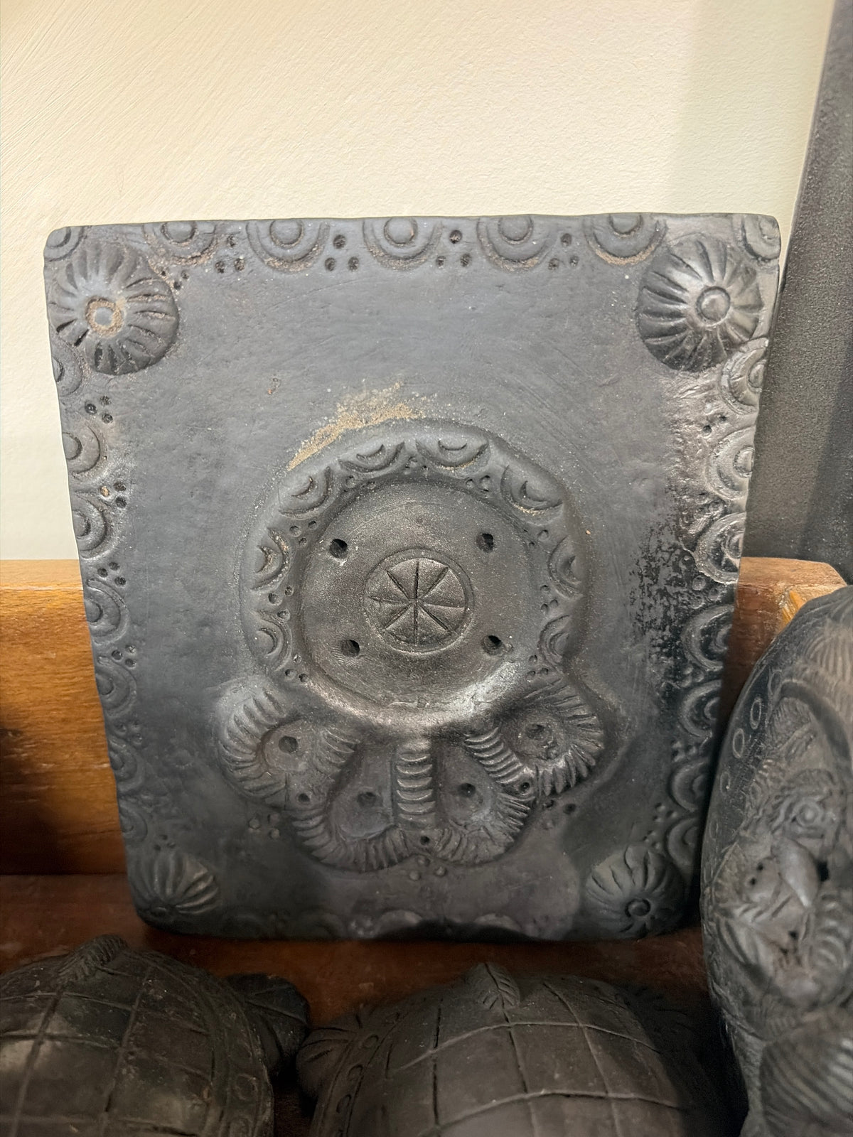 Black pottery Tiger foot plate