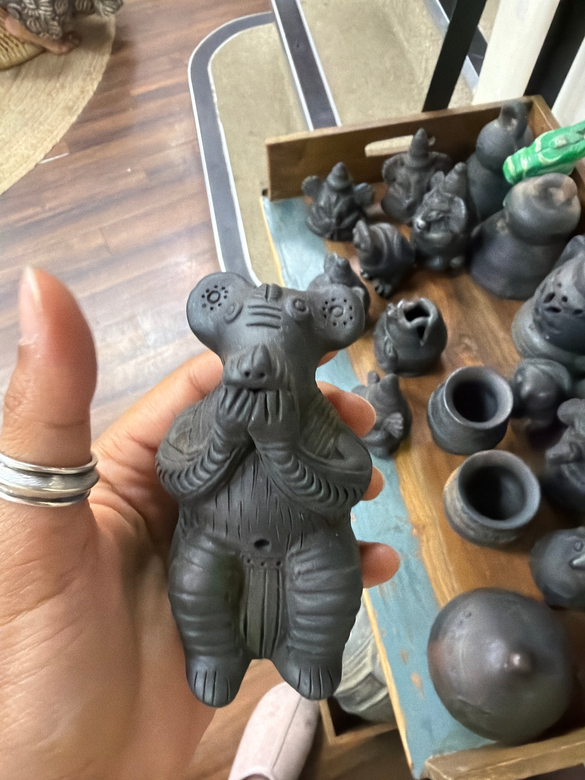 Mouse black pottery